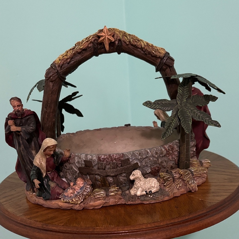 Nativity Scene Figurine with Arch (basket)